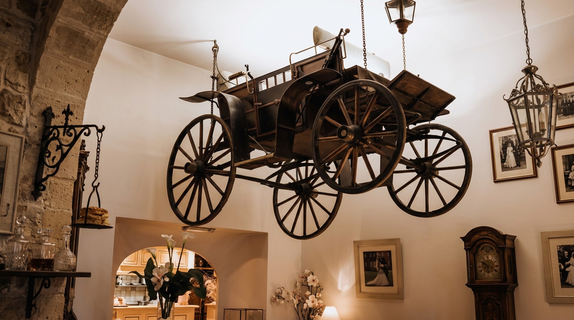 Interieur van restaurant De Koetse met historische koets