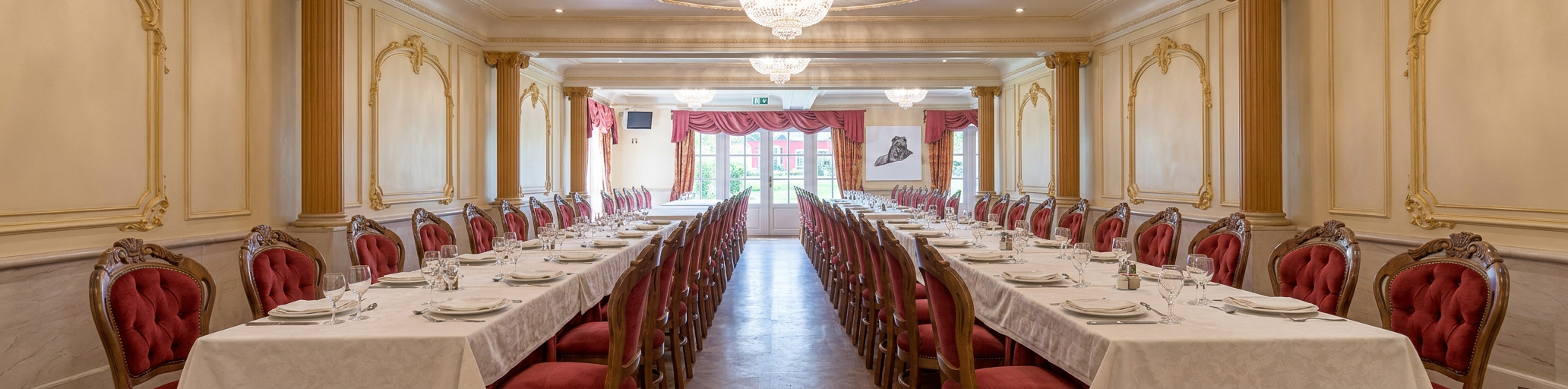 Feestzaal van De Koetse met lange gedekte tafels