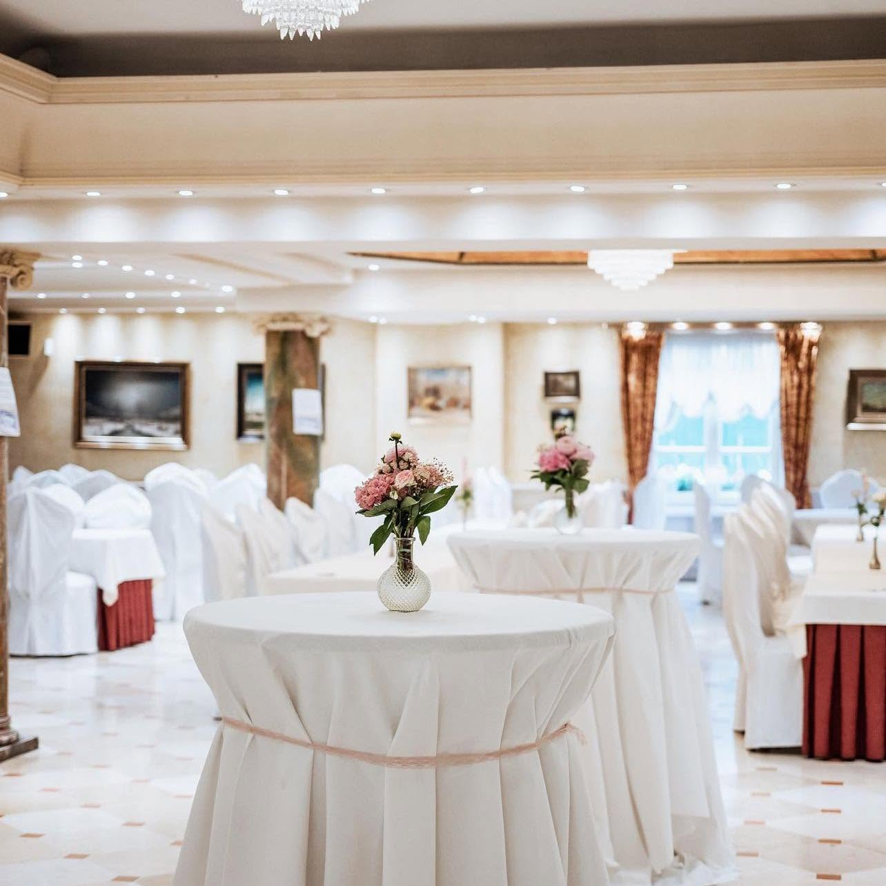 Feestzaal van De Koetse in Kluisbergen, klaar voor een receptie