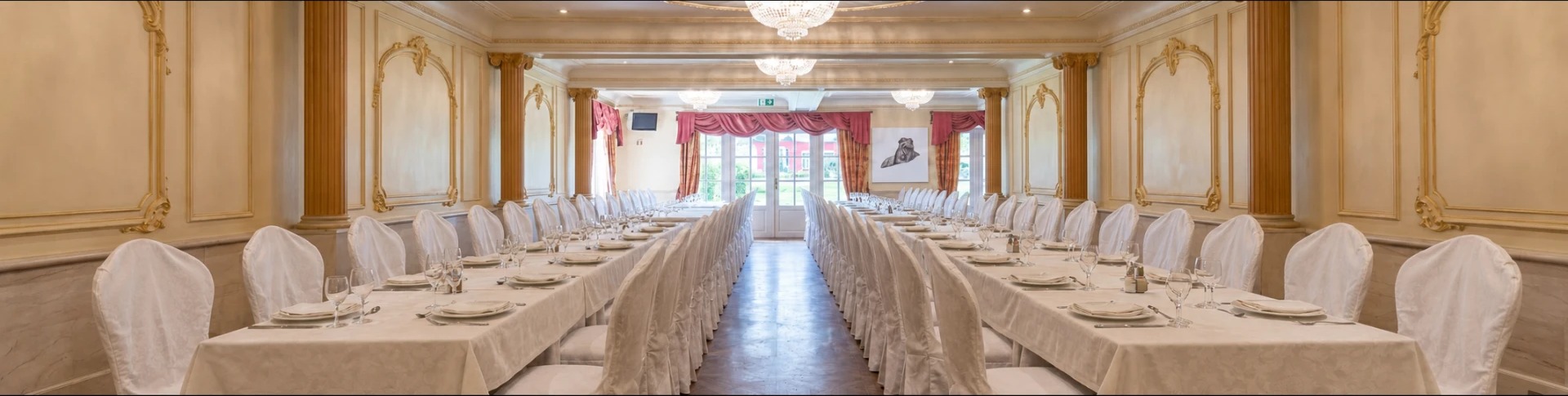 Gedekte banketttafels in de feestzaal van De Koetse voor een groepsdiner