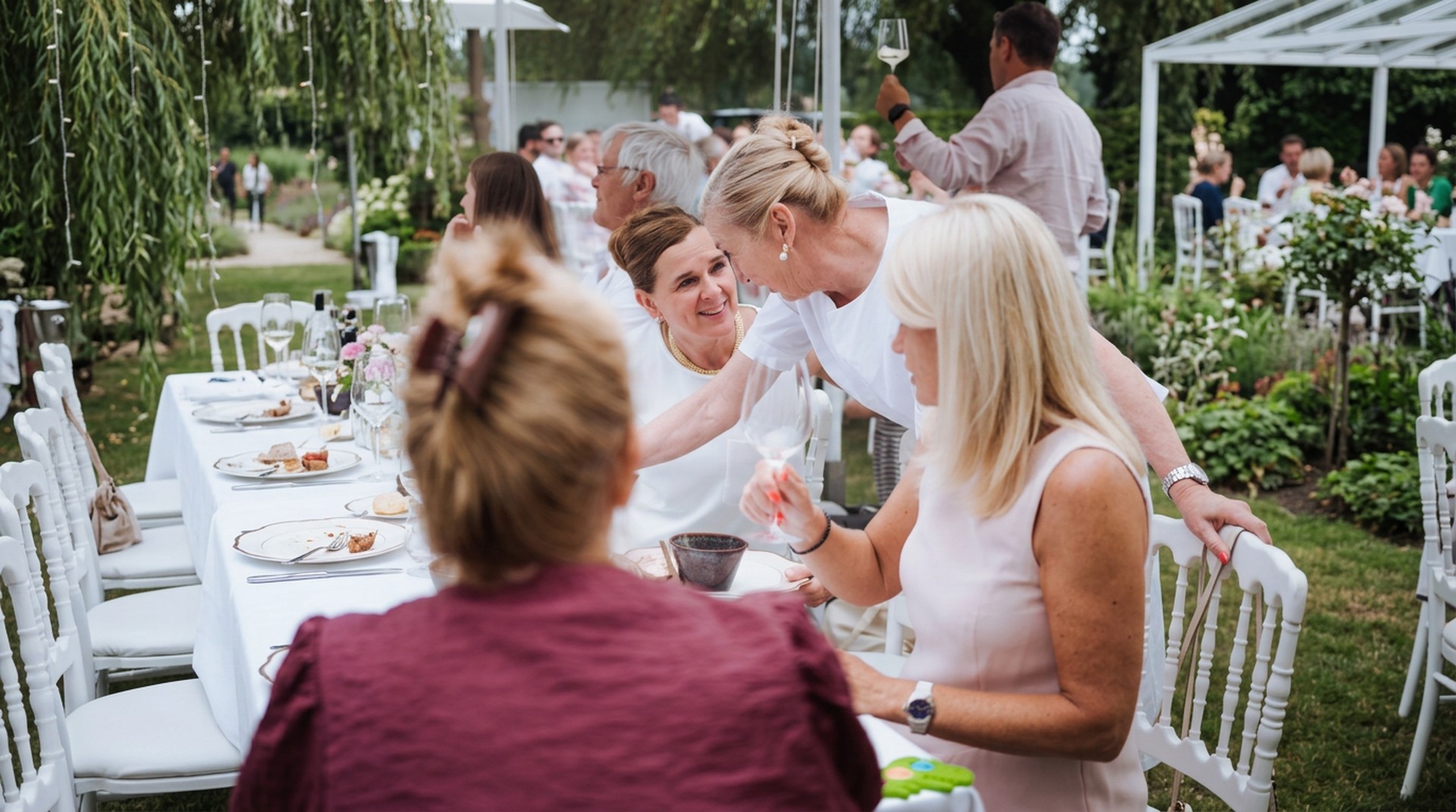 Bediening tijdens een feest in de feestzalen van De Koetse